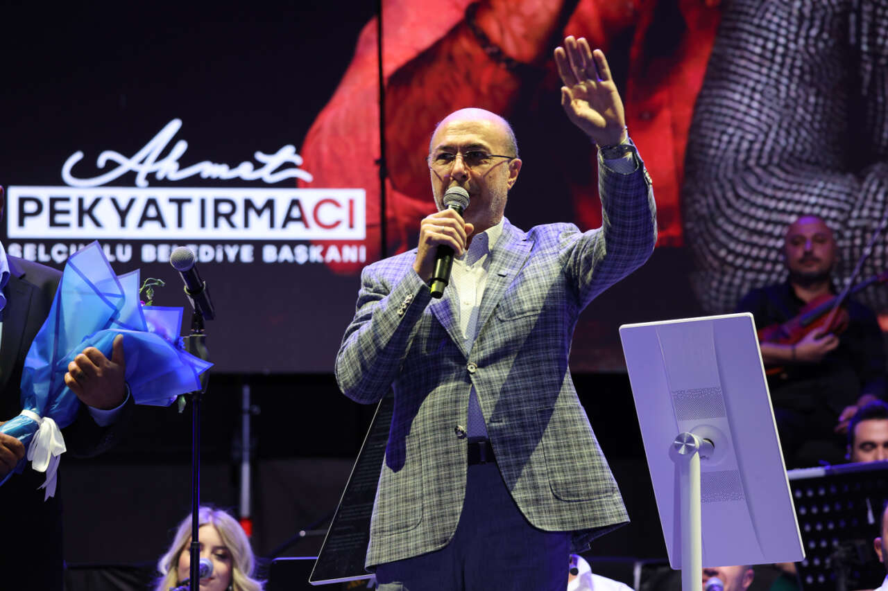 Selçuklu’da arabesk rüzgarı! Binlerce kişi efsanelerin şarkılarını söyledi 16